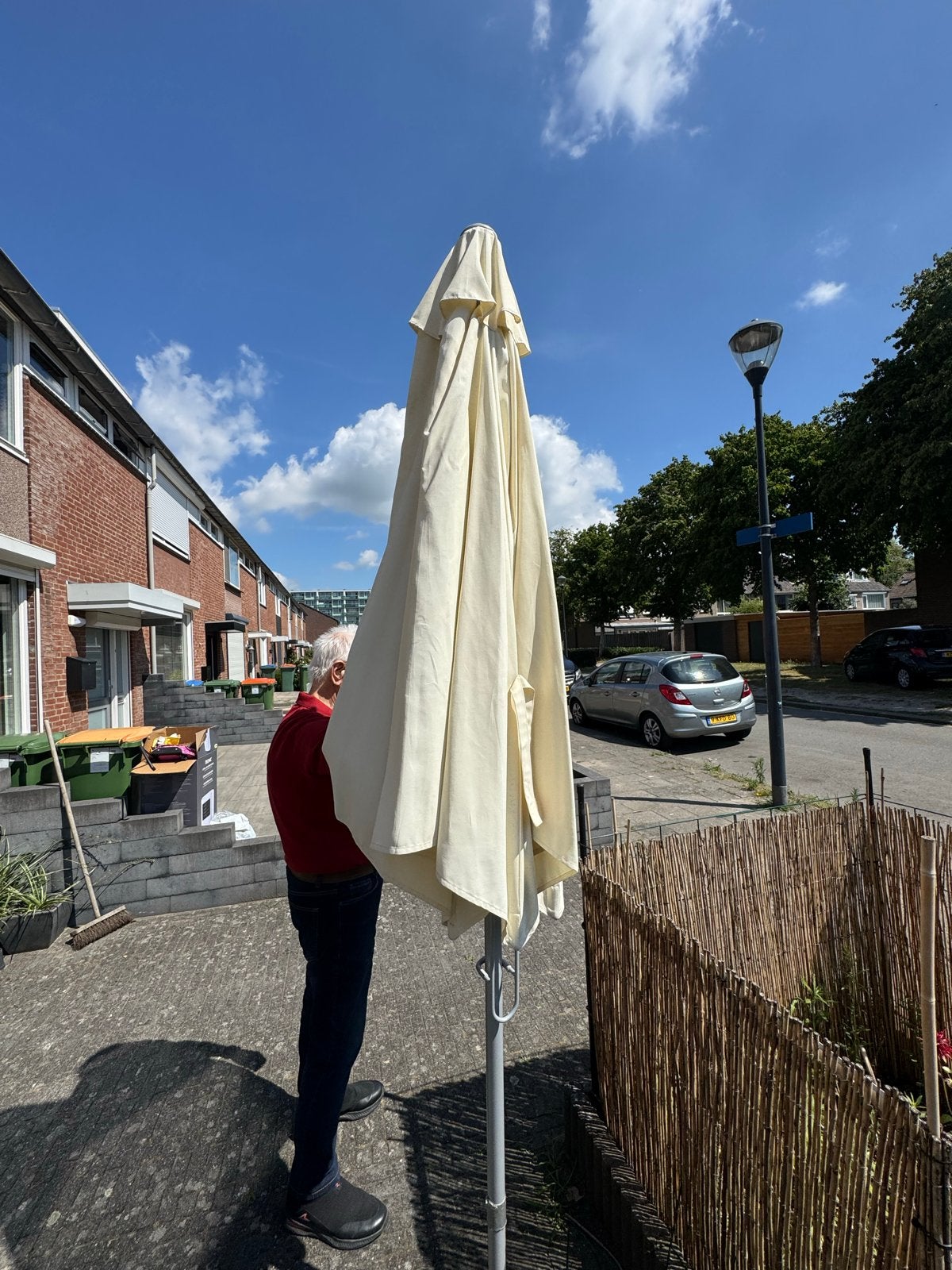 Gebruikte stokparasol, crème kleurig en een zwarte, Tuin en Terras, Parasols, Ophalen, Gebruikt, Kantelbaar, 2 tot 3 meter