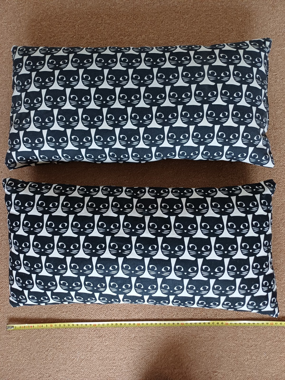 2 Zwarte katten kussens - Zo goed als nieuw, Huis en Inrichting, Woonaccessoires | Kussens, Ophalen, Overige merken, Zwart, Met print