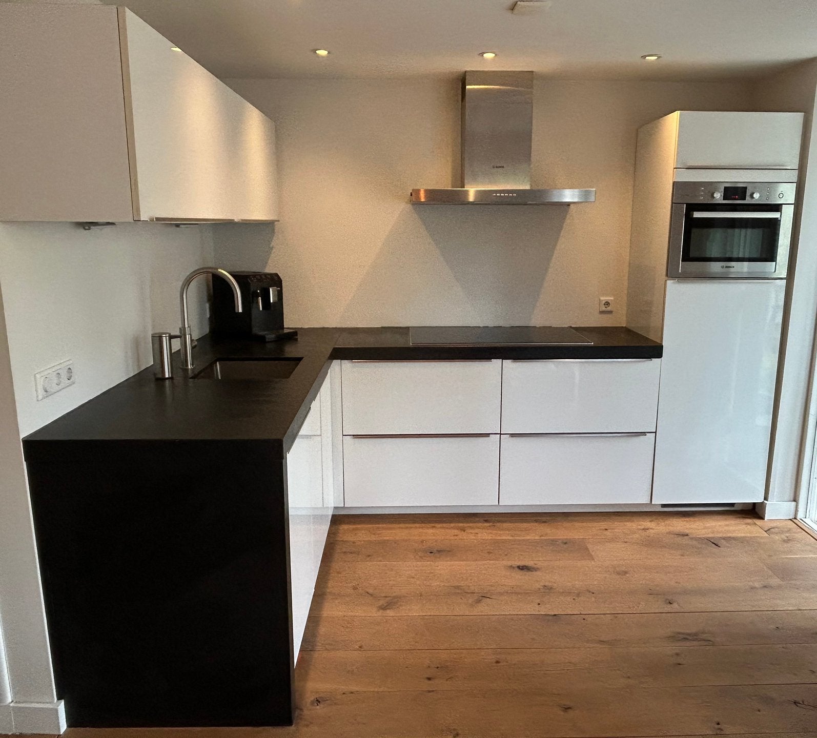 Moderne L-vormige keuken met Bosch en AEG apparatuur, Ophalen, Gebruikt, Overige materialen, Wit
