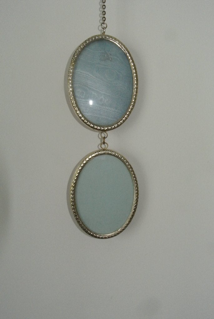 2 brocante fotolijsten, ovaal, verzilverd, bol glas Vintage, Antiek en Kunst, Curiosa en Brocante, Ophalen of Verzenden