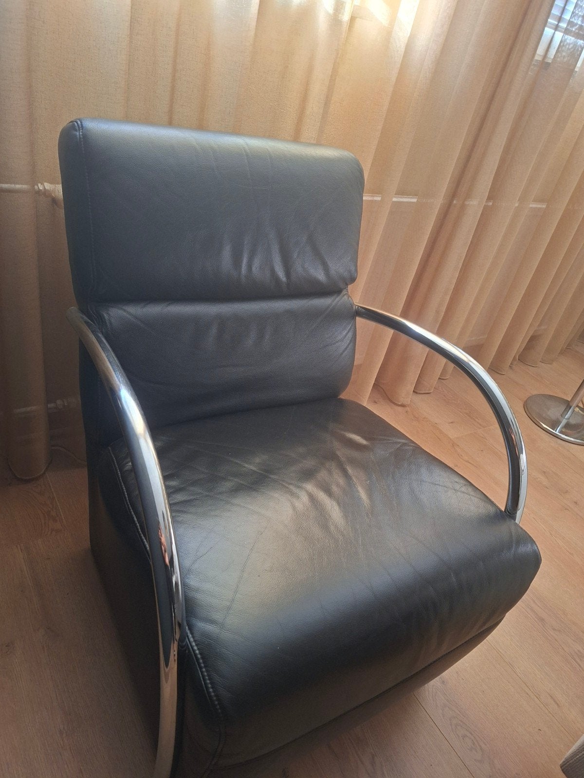 Zwarte leren fauteuil met chromen armleuningen, Huis en Inrichting, Ophalen, Gebruikt, Modern, Industrieel, Zwart