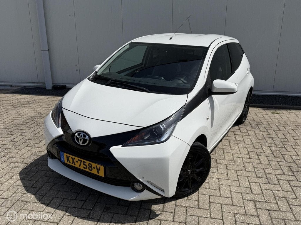 Toyota Aygo 1.0 VVT-i x-sport uitvoering Airco NAP LM velgen, Auto's, Toyota, Voorwielaandrijving, Gebruikt, Euro 6, 4 stoelen