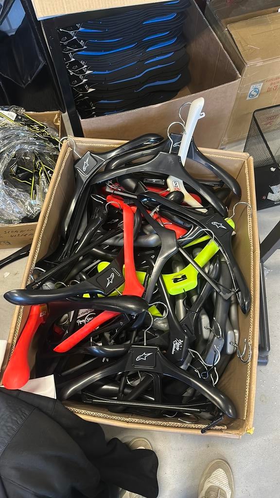 Gratis doos hangers, Ophalen, Zo goed als nieuw, Kunststof
