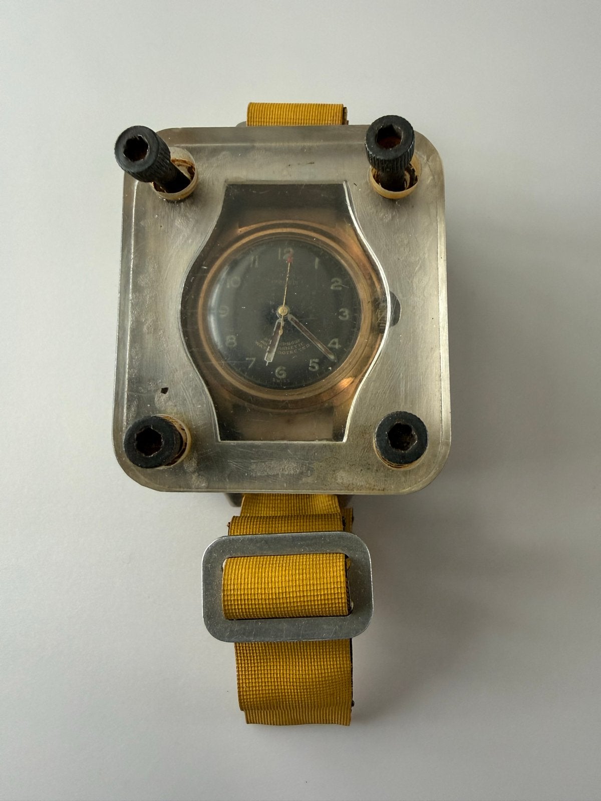 Vintage Duikhorloge met Unieke Beschermende Behuizing, Verzenden, Overige materialen, Overige typen, Verguld