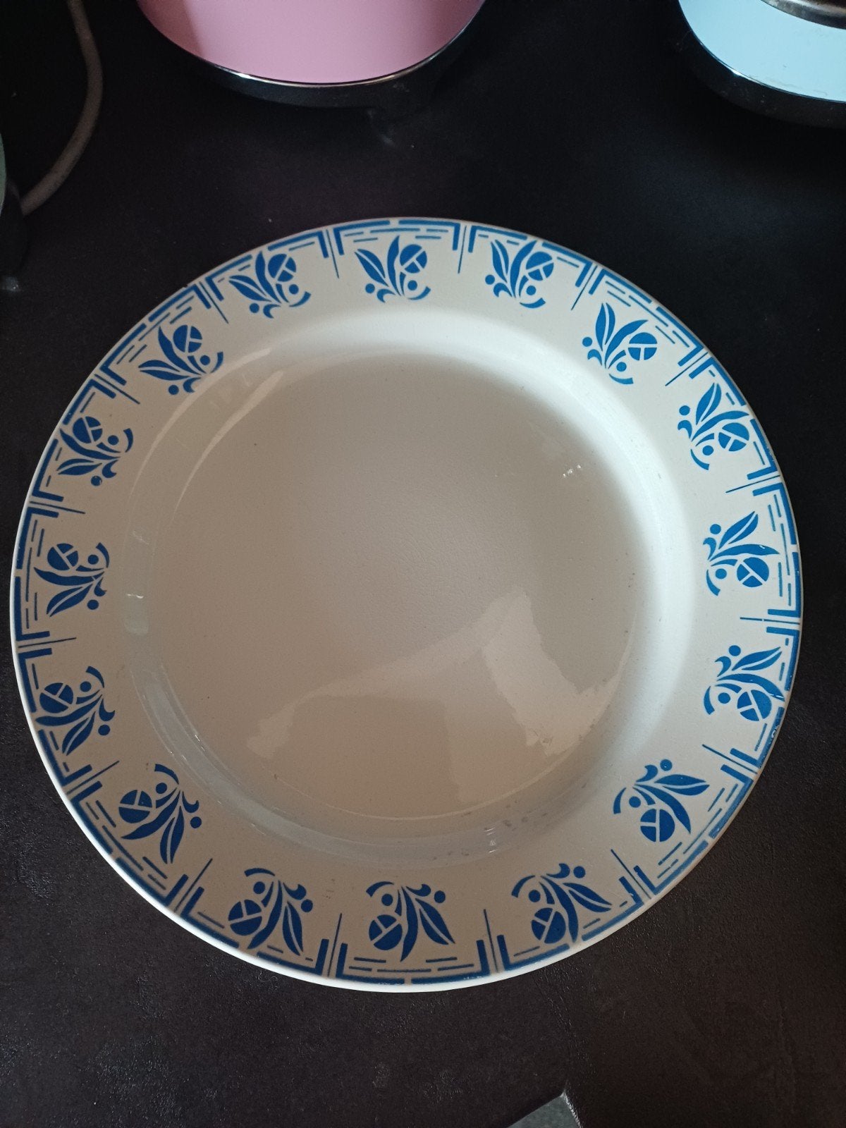 Mooie ronde Schaal van Nimy met speelse blauwe rand, Verzenden