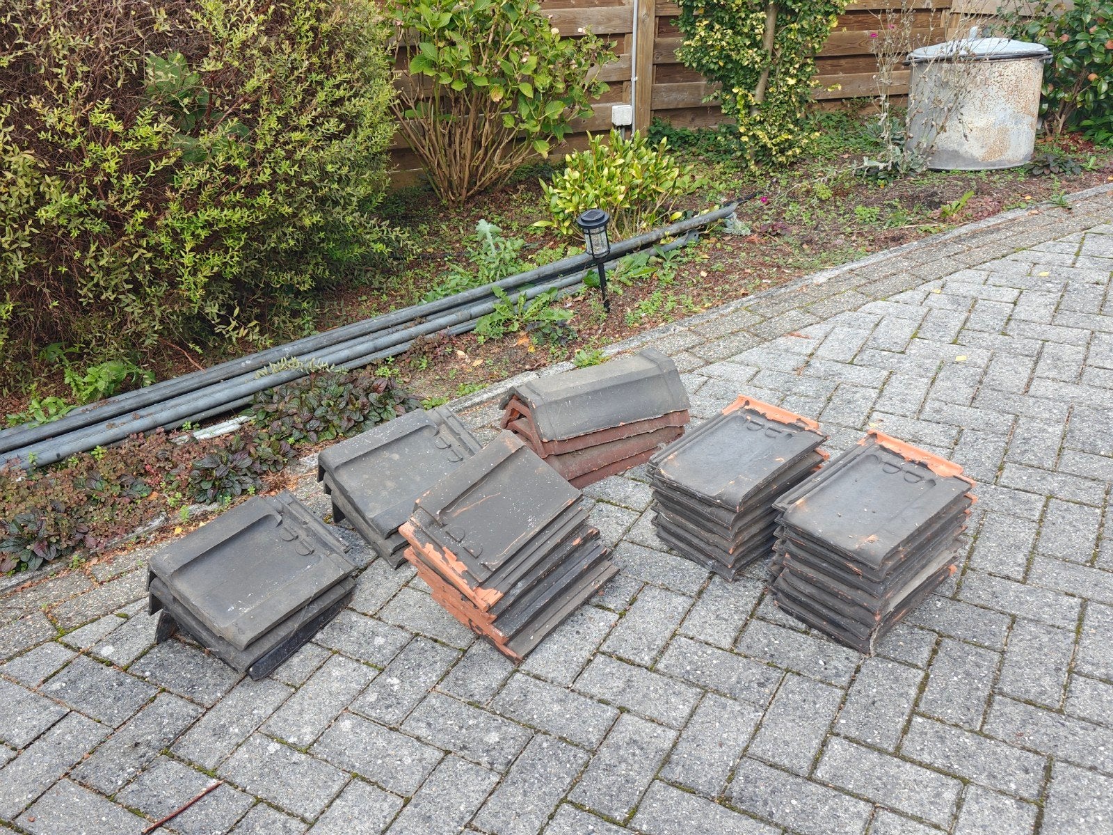 Gebruikte dakpannen - grijs/zwart, Doe-het-zelf en Verbouw, Ophalen, Gebruikt, Steen of Klei, 15 m² of meer