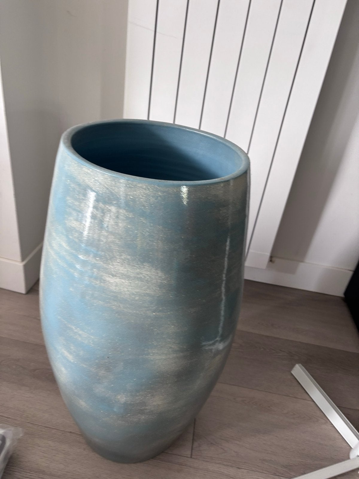 Grote blauwe vaas met glinstering, Ophalen, Zo goed als nieuw, Met patroon/structuur, Blauw