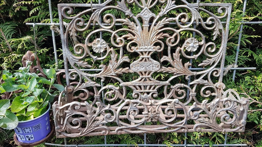 Zeldzame sierlijke gietijzeren plantenbak/hanger (brocante), Gebruikt, Minder dan 60 cm, Ophalen of Verzenden, Balkon