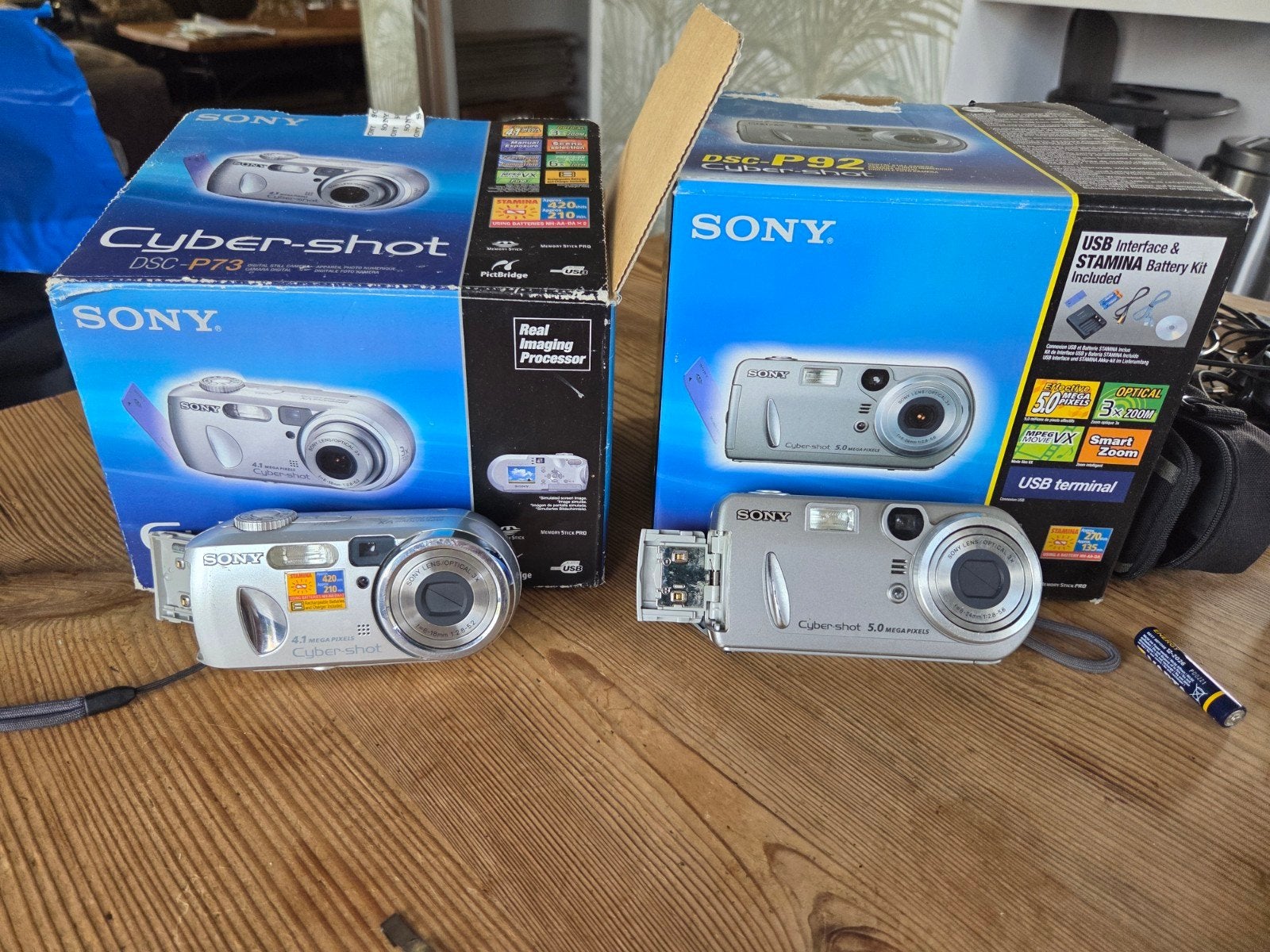Sony Cyber-shot DSC-P73 en DSC-P92 - Corrosie Batterijvak, Ophalen of Verzenden, Niet werkend, Compactcamera, Sony
