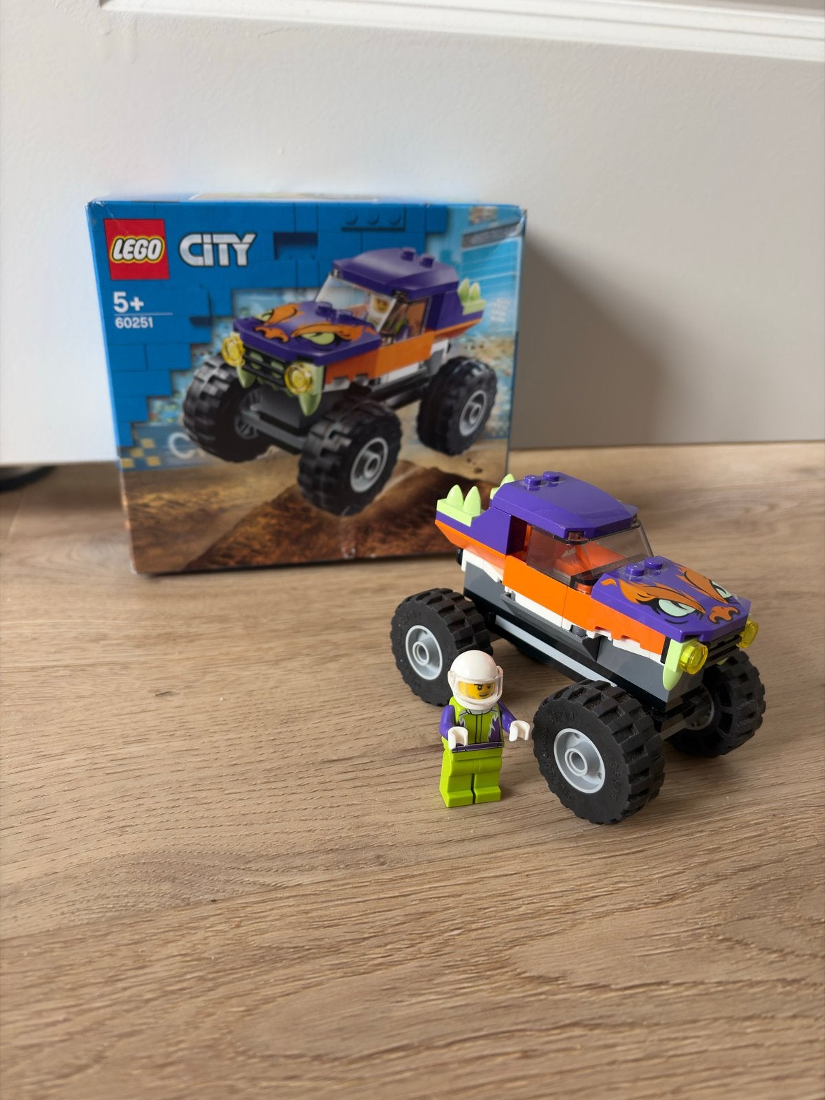 Lego City Monstertruck 60251 met minifiguur en doos, City, Lego, Ophalen of Verzenden, Zo goed als nieuw