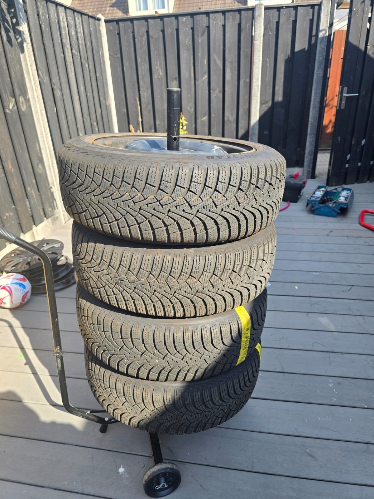 Goodyear winterbanden met stalen velgen en wieldoppen, Auto-onderdelen, Banden en Velgen, Gebruikt, 15 inch, Banden en Velgen