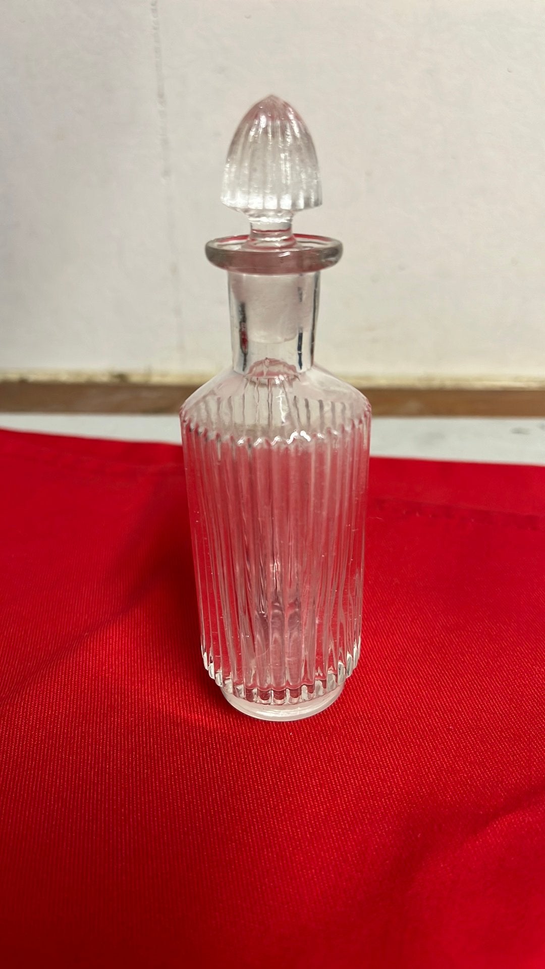 Kleine Glazen Karaf met glazen dopje van geribbeld glas, Ophalen of Verzenden