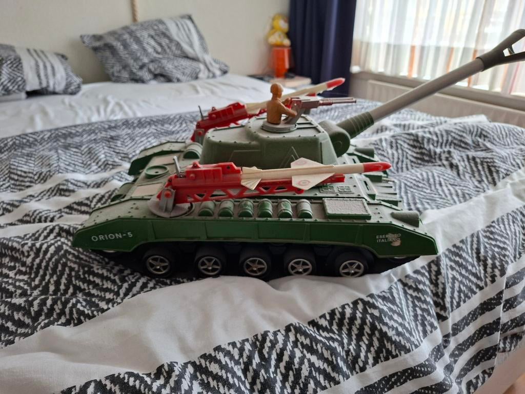 Vintage speelgoedtank Orion-5 met figuur en raketten, Ophalen