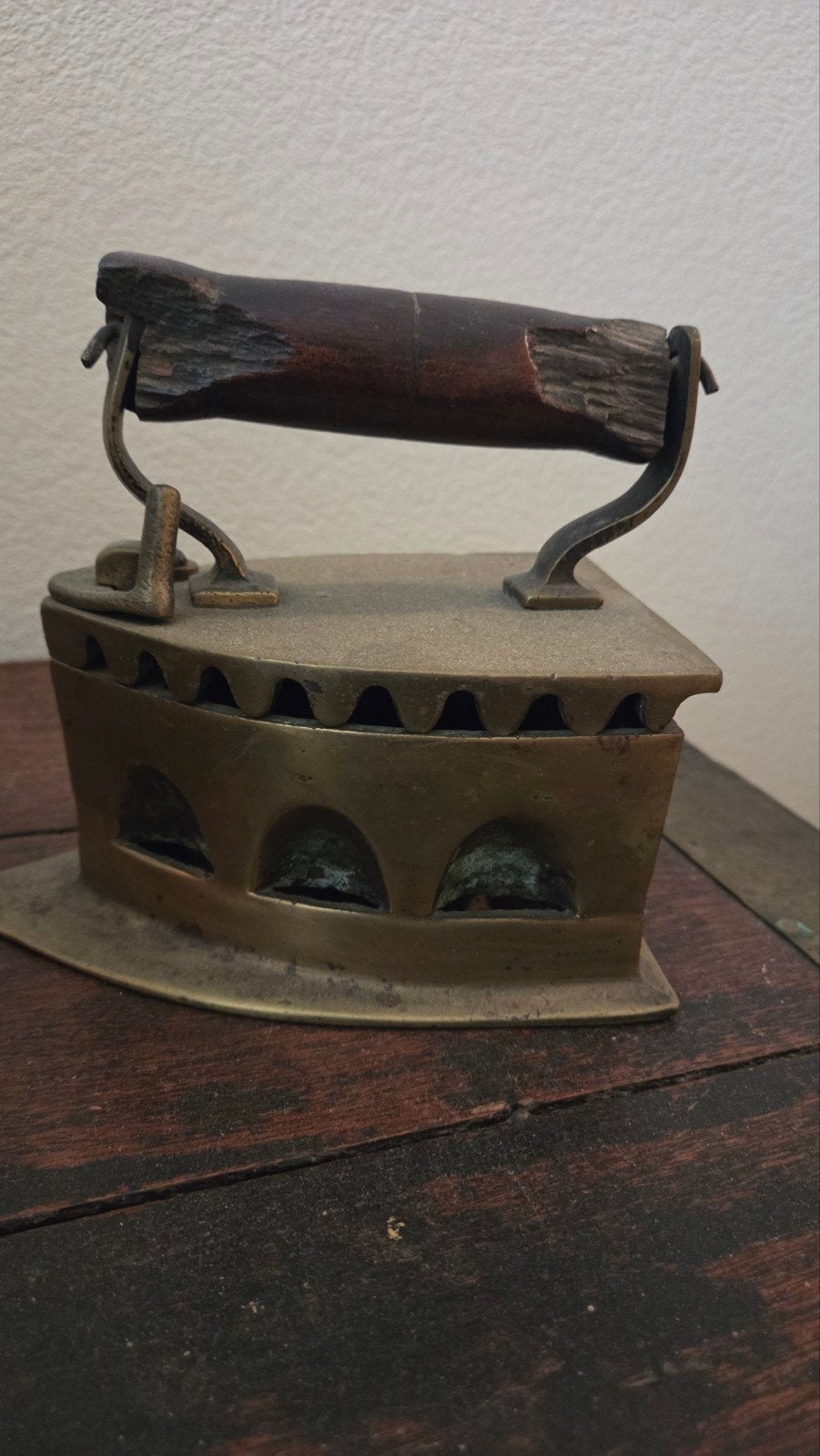Antiek strijkijzer van messing met houten handvat, Ophalen of Verzenden