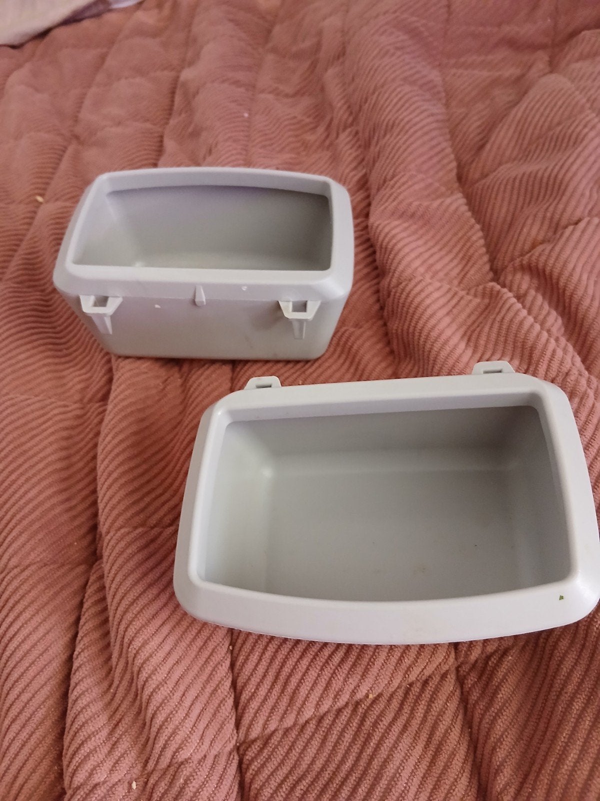 2 voer of water bakjes, Dieren en Toebehoren, Vogels | Toebehoren, Ophalen of Verzenden, Zo goed als nieuw, Eten en Drinken