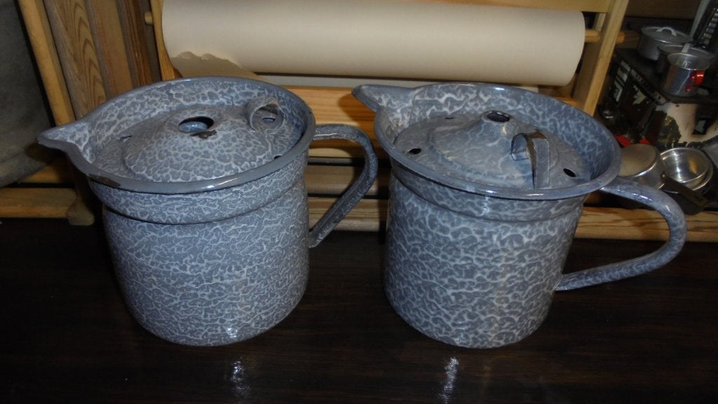 2x grijsgewolkt emaille melkkokers, doorsnee 17H16cm, Ophalen of Verzenden