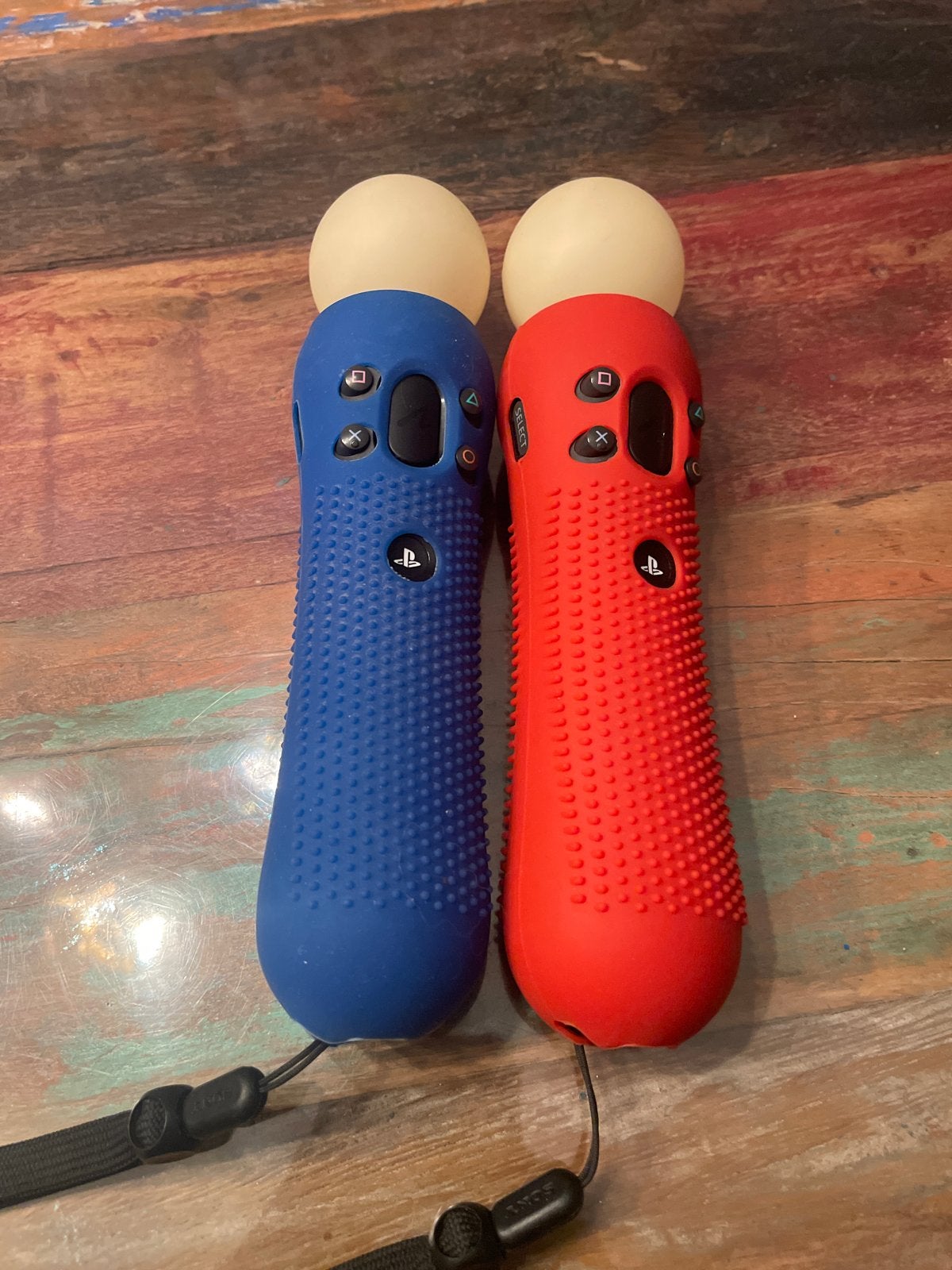 PlayStation Move Motion Controllers met rode en blauwe hoeze, Spelcomputers en Games, Spelcomputers | Sony PlayStation Consoles | Accessoires