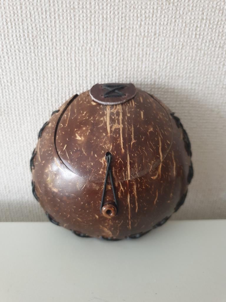 Kokosnoot pit portemonnee. Ø 10 cm. Dik 4 cm. Bruin. Zgan., Ophalen of Verzenden