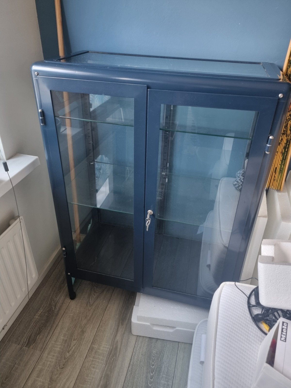 IKEA FABRIKÖR vitrinekast blauw (laag), Ophalen, Gebruikt, 25 tot 50 cm, 50 tot 100 cm