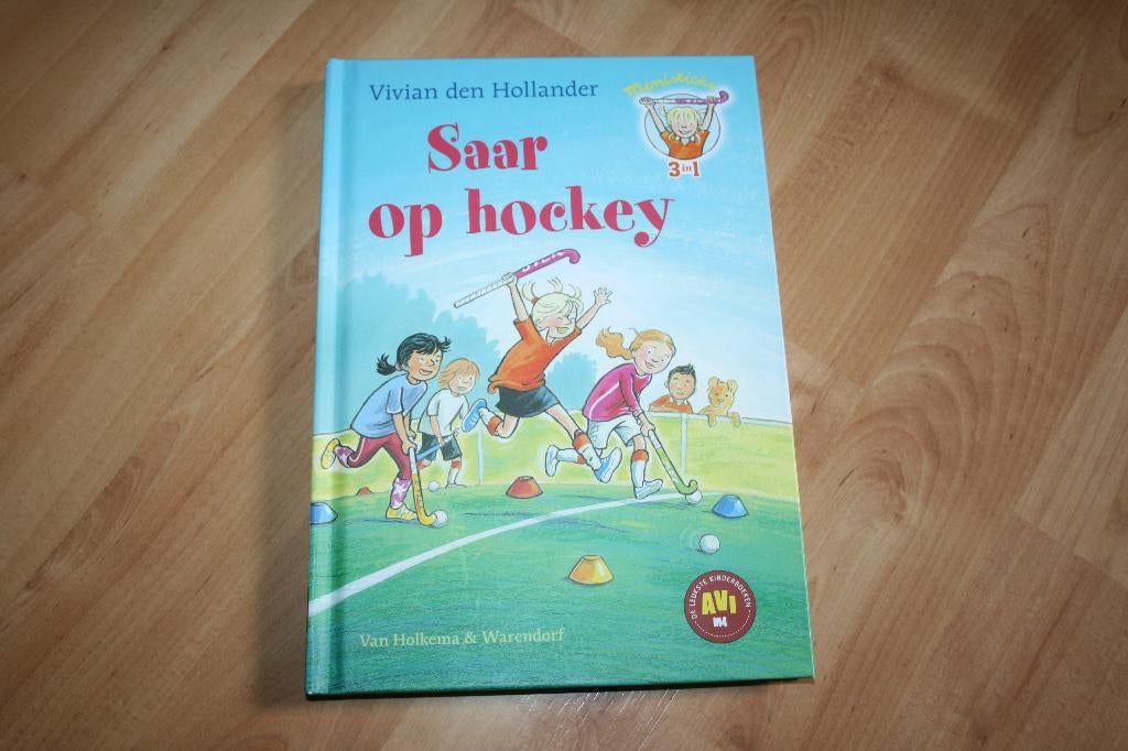 Vivian den Hollander - Saar op hockey - Ministicks - 3in1, Boeken, Ophalen of Verzenden, Gelezen, Fictie algemeen