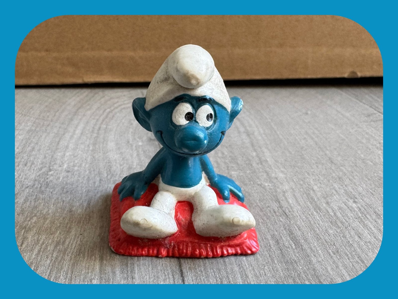 Smurf op een kussen, Vintage kleertjes, Ophalen of Verzenden, Merlijntenhoeve@live.nl, Poppetje, Figuurtje of Knuffel