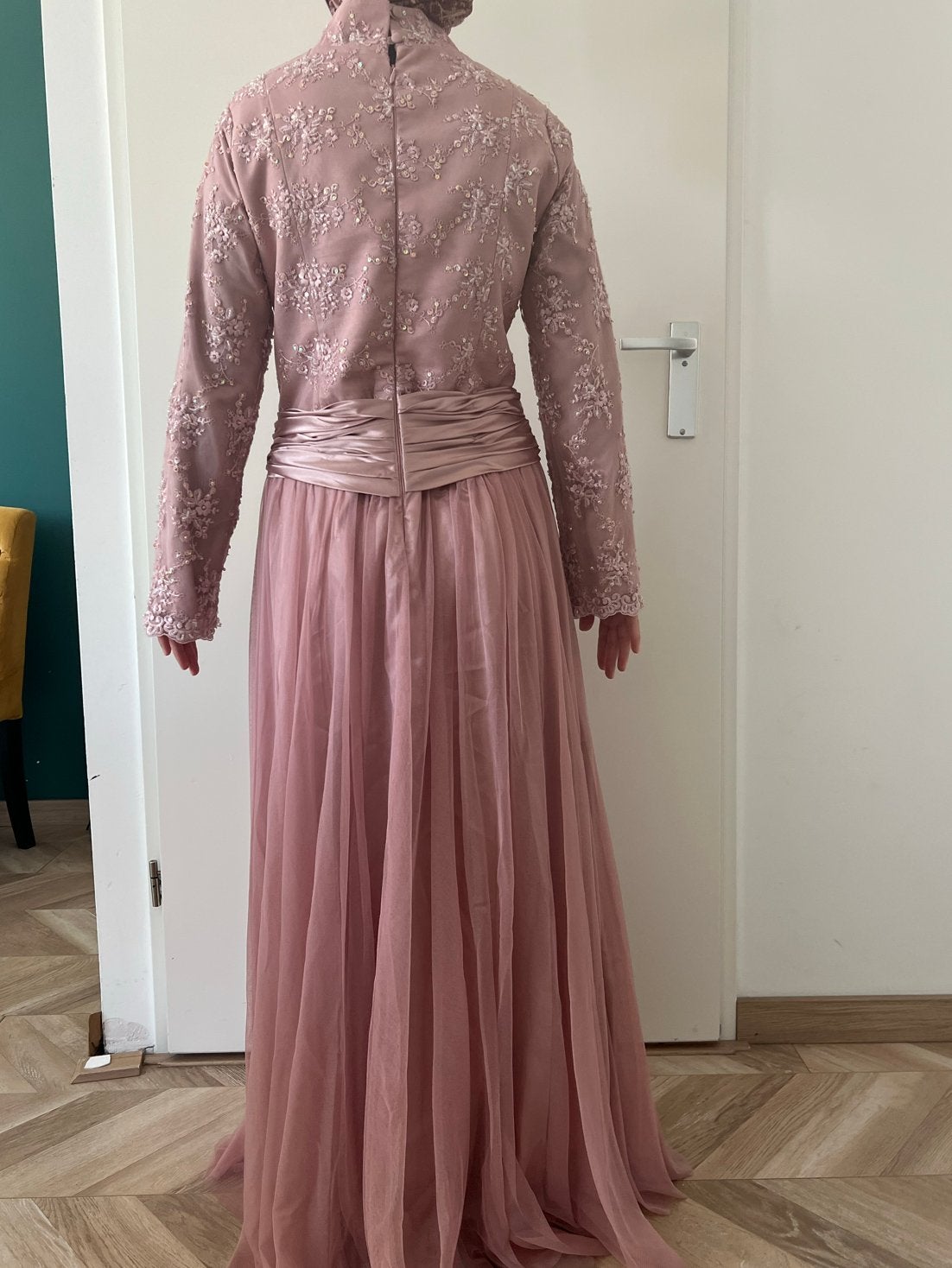 Elegante Roze Galajurk met Borduurwerk en Pailletten, Ophalen of Verzenden, Zo goed als nieuw, Roze, Maat 36 (S)