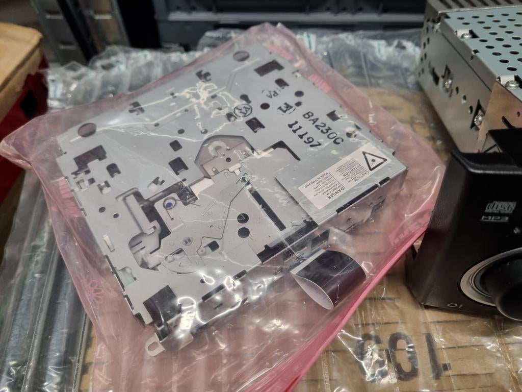 Mitsubishi Colt Mp3 CD unit reparatie 20 euro, Auto diversen, Autoradio's, Gebruikt, Ophalen