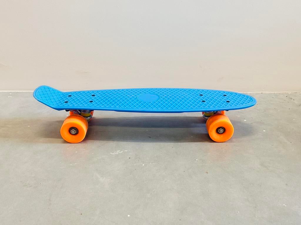 NKX Classic Deluxe Skateboard 22’’ lichtblauw oranje wielen, Sport en Fitness, Skateboarden, Ophalen of Verzenden, Nieuw