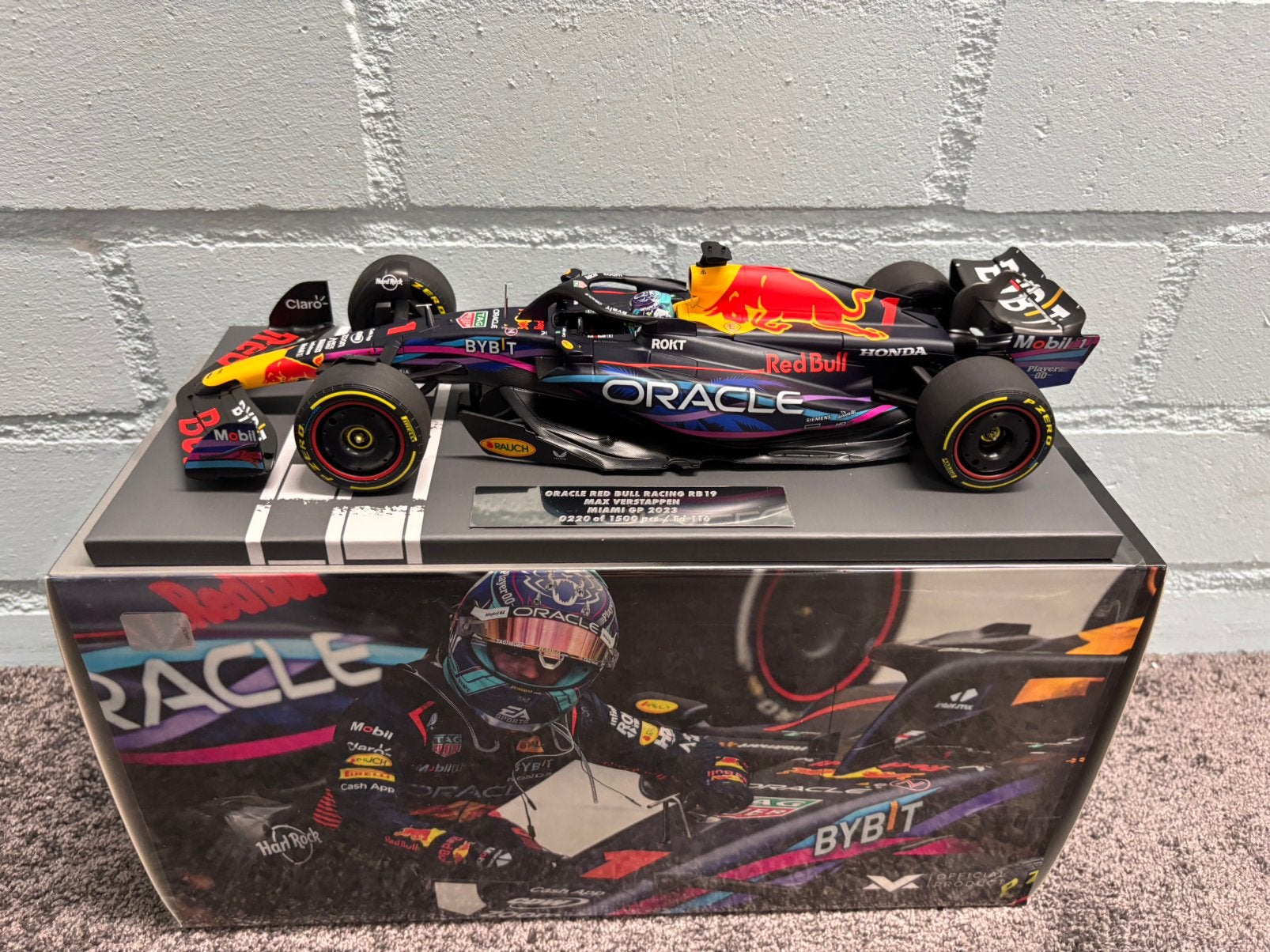 Max verstappen RB19 winner miami 2023 special delivery 1:18, Ophalen of Verzenden, Zo goed als nieuw, Bburago