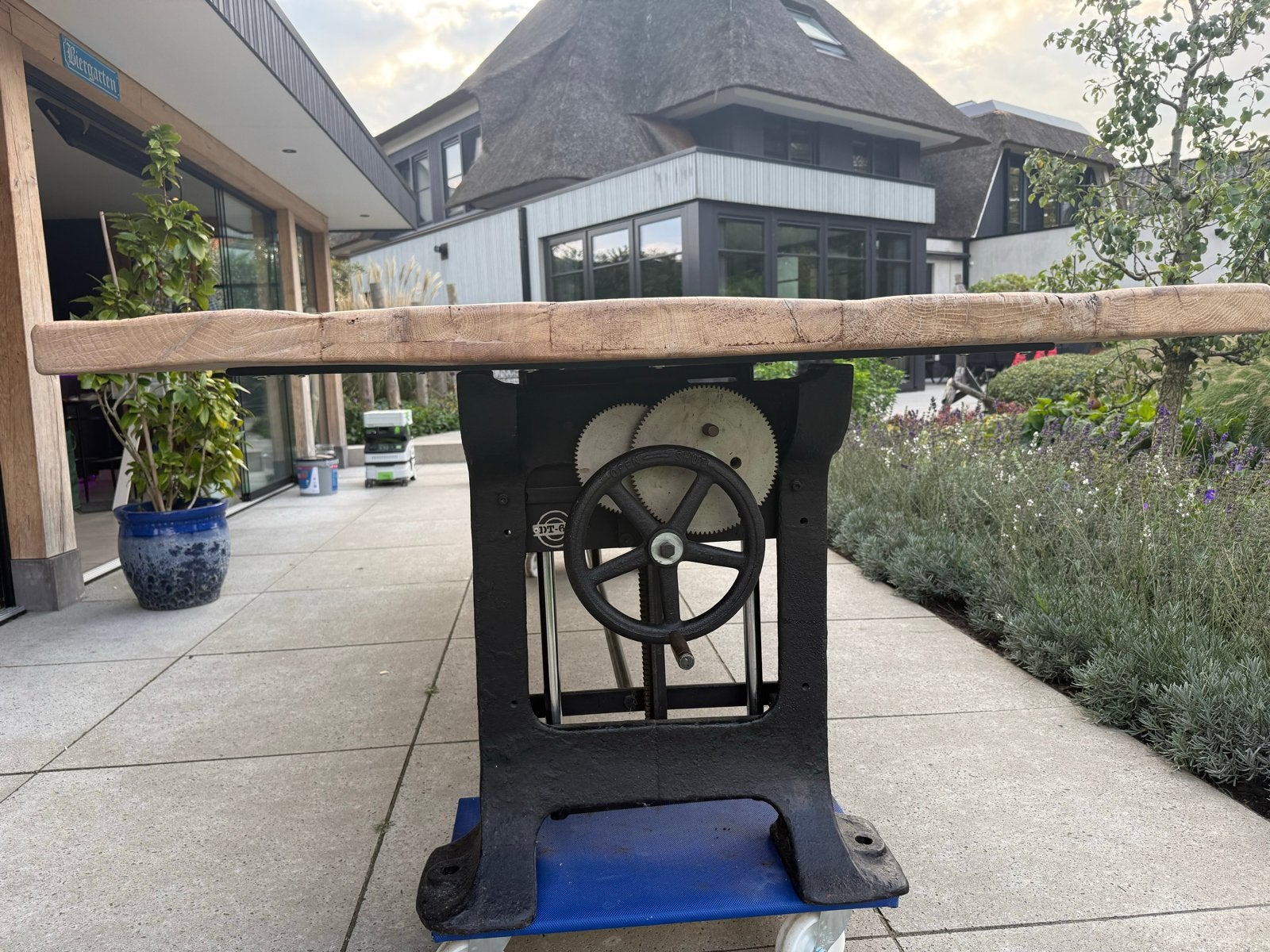 Unieke industriële tafel met verstelbaar onderstel, Antiek en Kunst, Ophalen of Verzenden