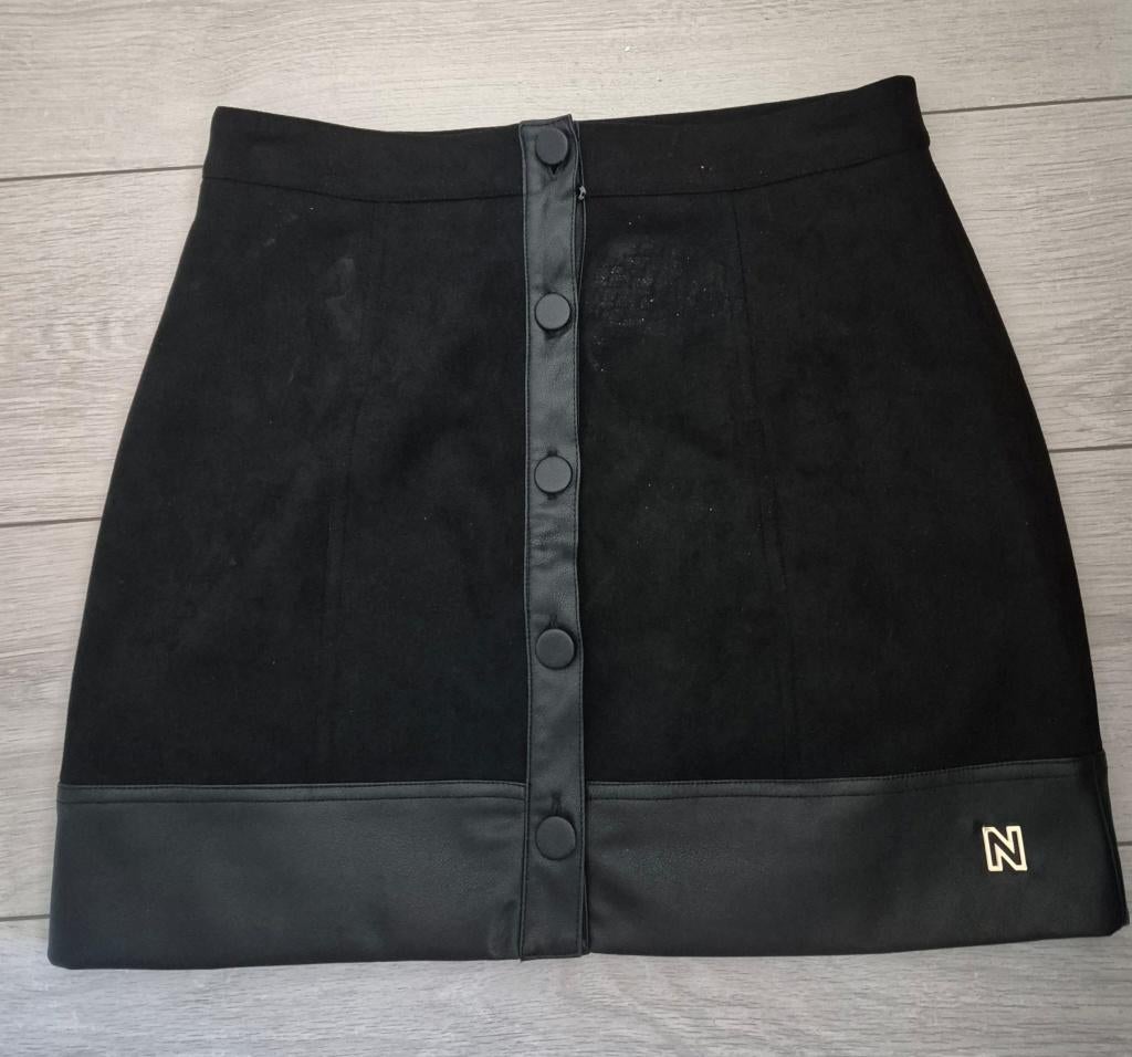 Zwarte Suede rok van Kate Moss Nikkie maat 38, Maat 38/40 (M), Zwart, Ophalen of Verzenden, Zo goed als nieuw