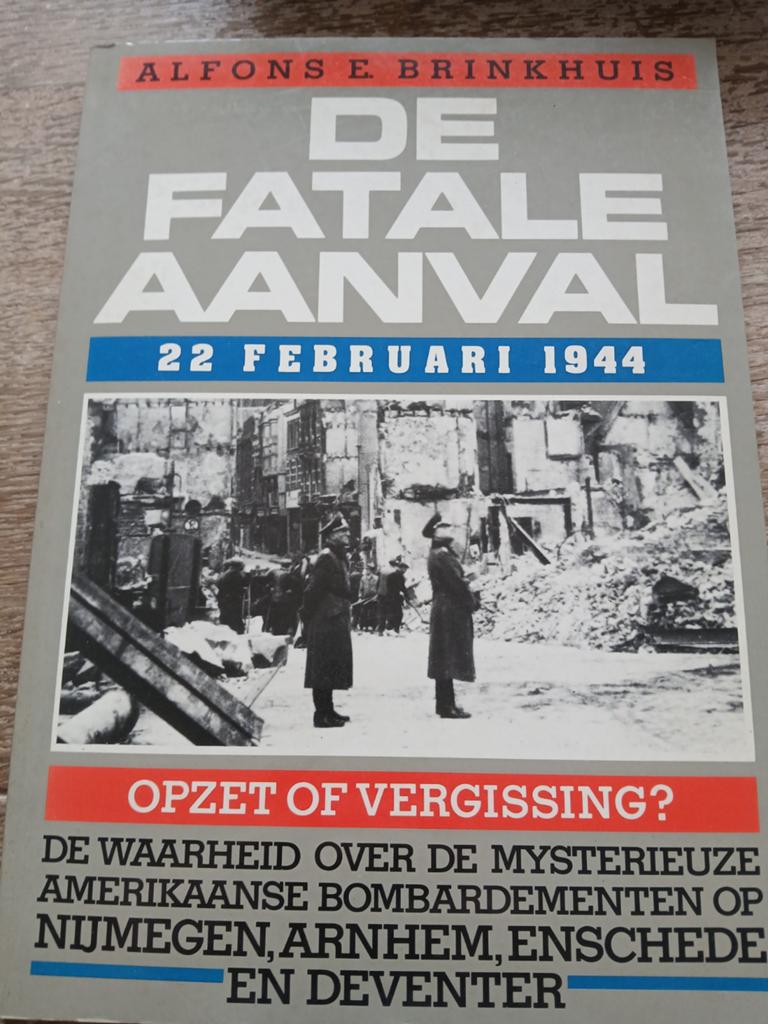 Boek De Fatale Aanval door Alfains E. Brinkhuis, Boeken, Ophalen of Verzenden, Tweede Wereldoorlog, Gelezen
