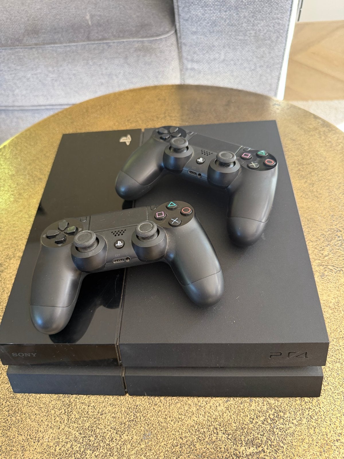 PlayStation 4 Slim met 2 controllers en 9 games