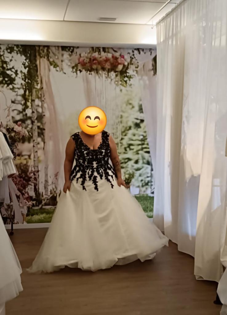 Te koop mooie witte trouwjurk met zwart kant, Ophalen, Zo goed als nieuw, Wit, Trouwjurk