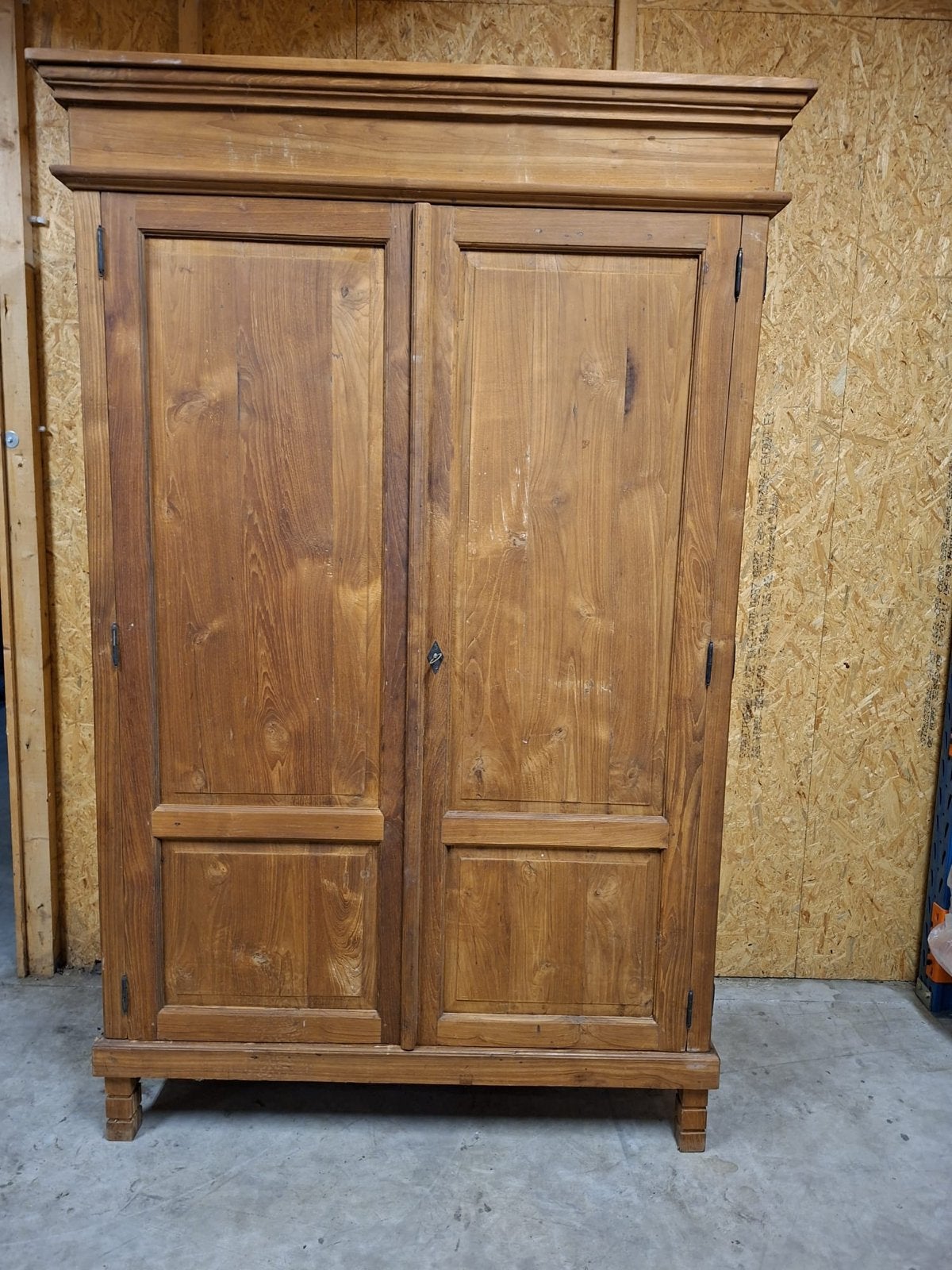 Antieke houten kast met planken en lades, Ophalen