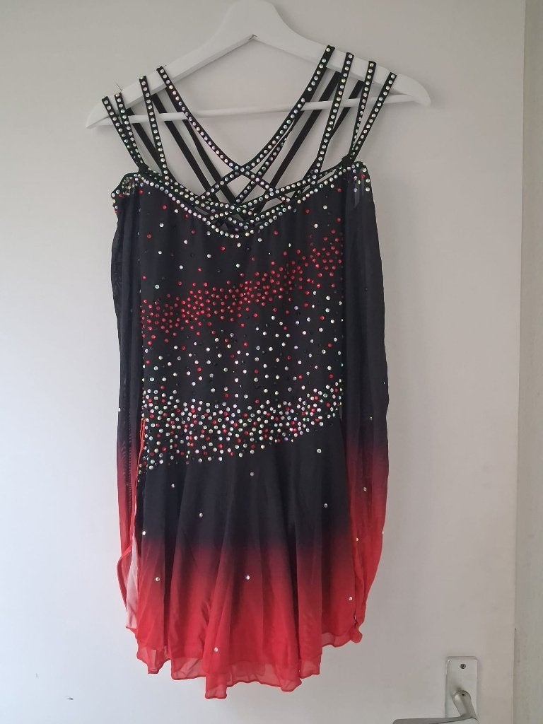 Kunstschaatsjurkje pakje rood zwart maat L, Meerkleurig, Maat 42/44 (L), Ophalen of Verzenden, Gedragen