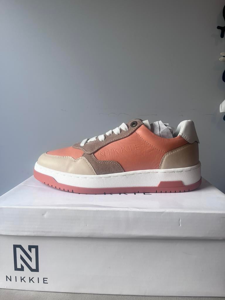 Nikkie schoenen, Beige, Nieuw, Ophalen of Verzenden, Sneakers of Gympen