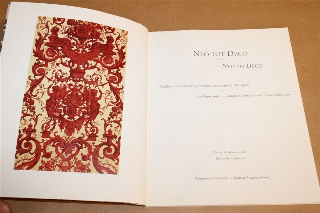 Neo tot Deco — Kostuum en Textiel 1880-1920 Catalogus, Ophalen of Verzenden, Gelezen