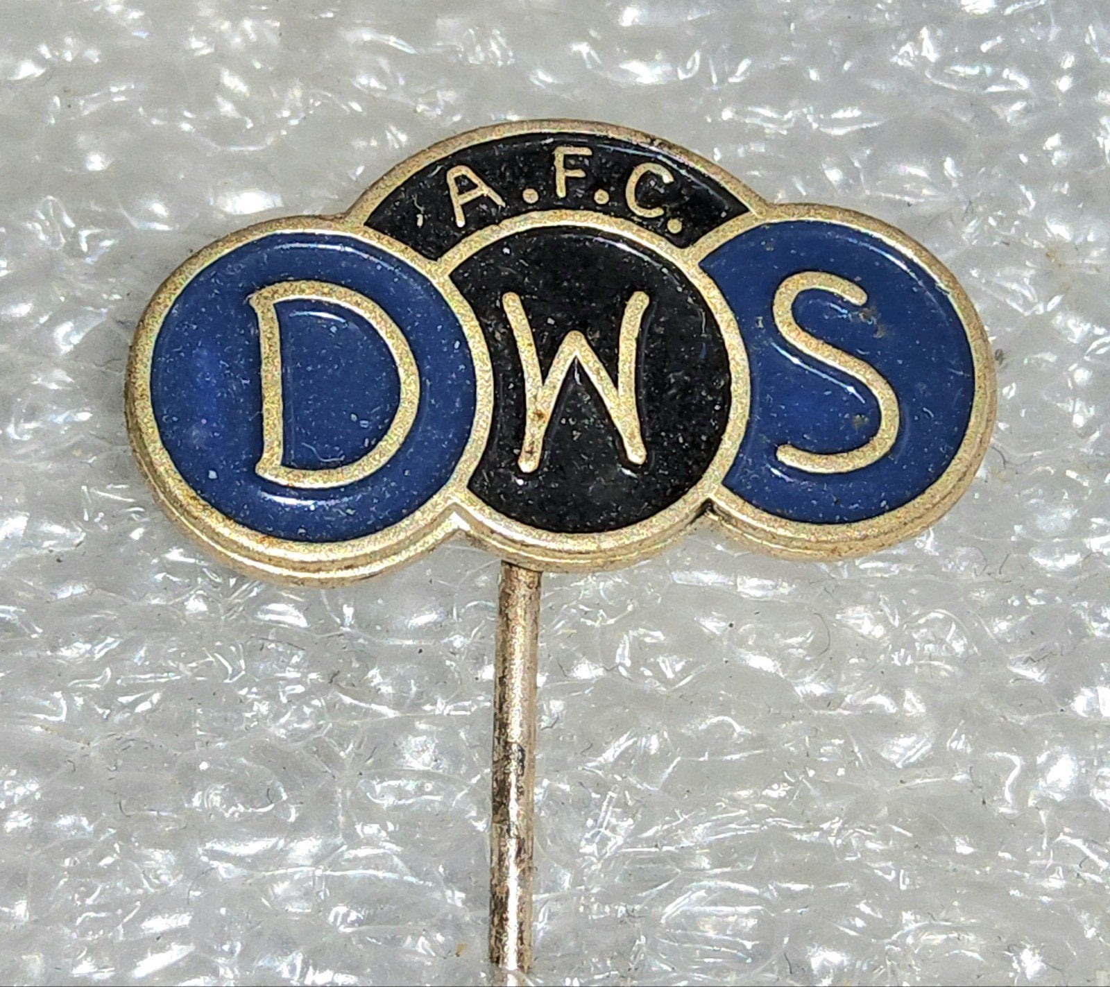 Vintage Speldje A.F.C. DWS - Voetbalclub, Ophalen of Verzenden, Gebruikt, Sport, Speldje of Pin