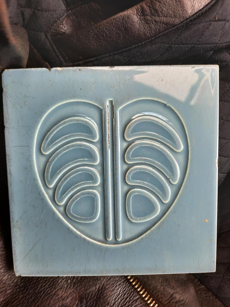 Mooie vintage tegel met uniek reliëfpatroon, Antiek en Kunst, Antiek | Wandborden en Tegels, Ophalen of Verzenden