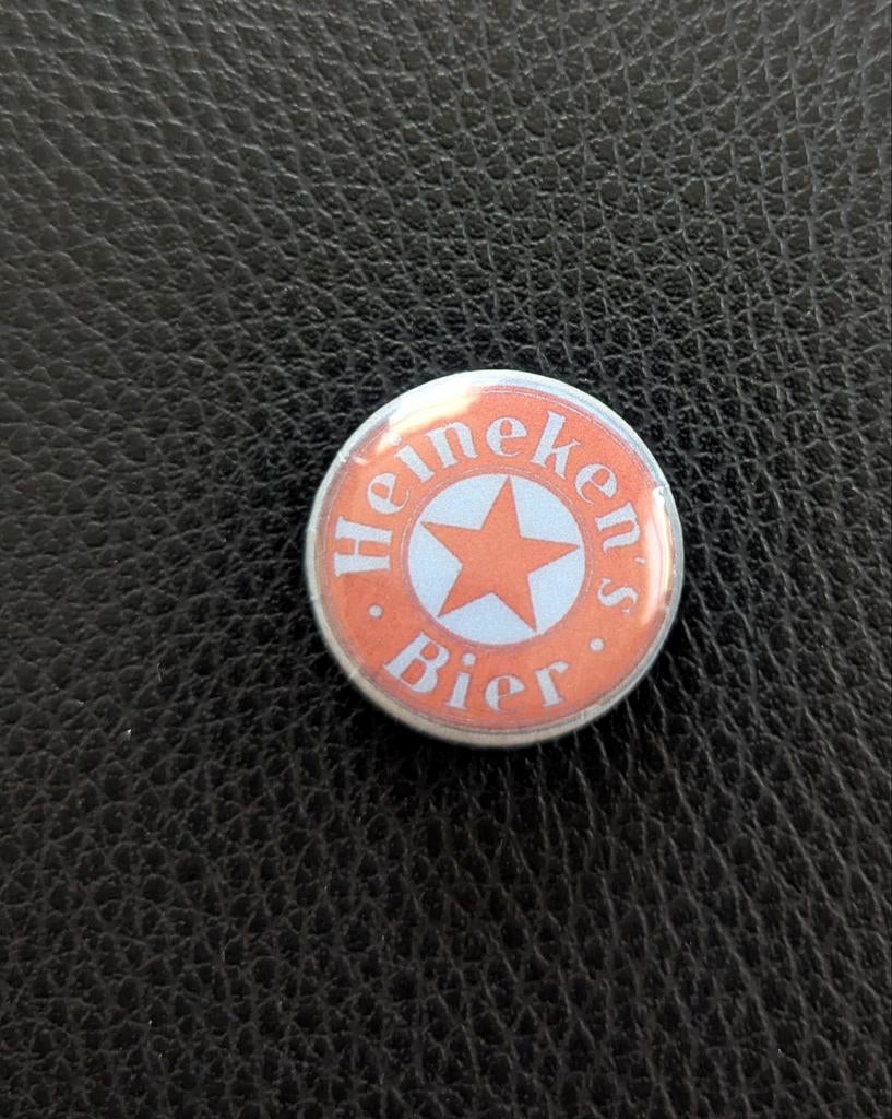 Heineken - 25 mm button/speld/pin - oranje/blauw, Verzamelen, Biermerken, Nieuw, Overige typen, Heineken, Ophalen of Verzenden