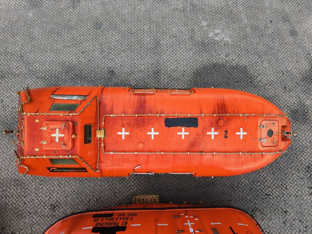 Foto 14 van 8 stuks reddingssloepen 7,x2,8 en 8,5x3 mtr incl dieselmotor