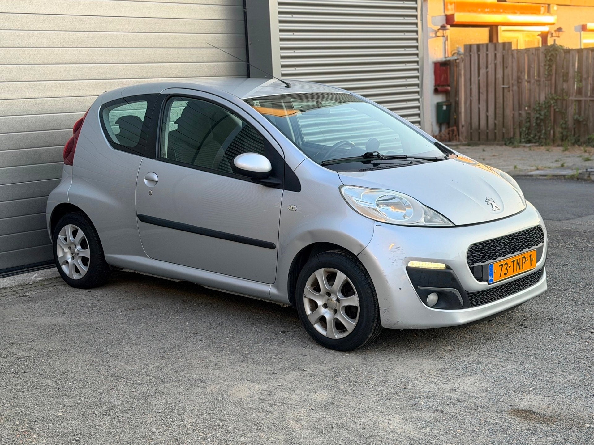 Peugeot 107 1.0 Active Automaat, Auto's, Euro 5, Gebruikt, 4 stoelen, 68 pk