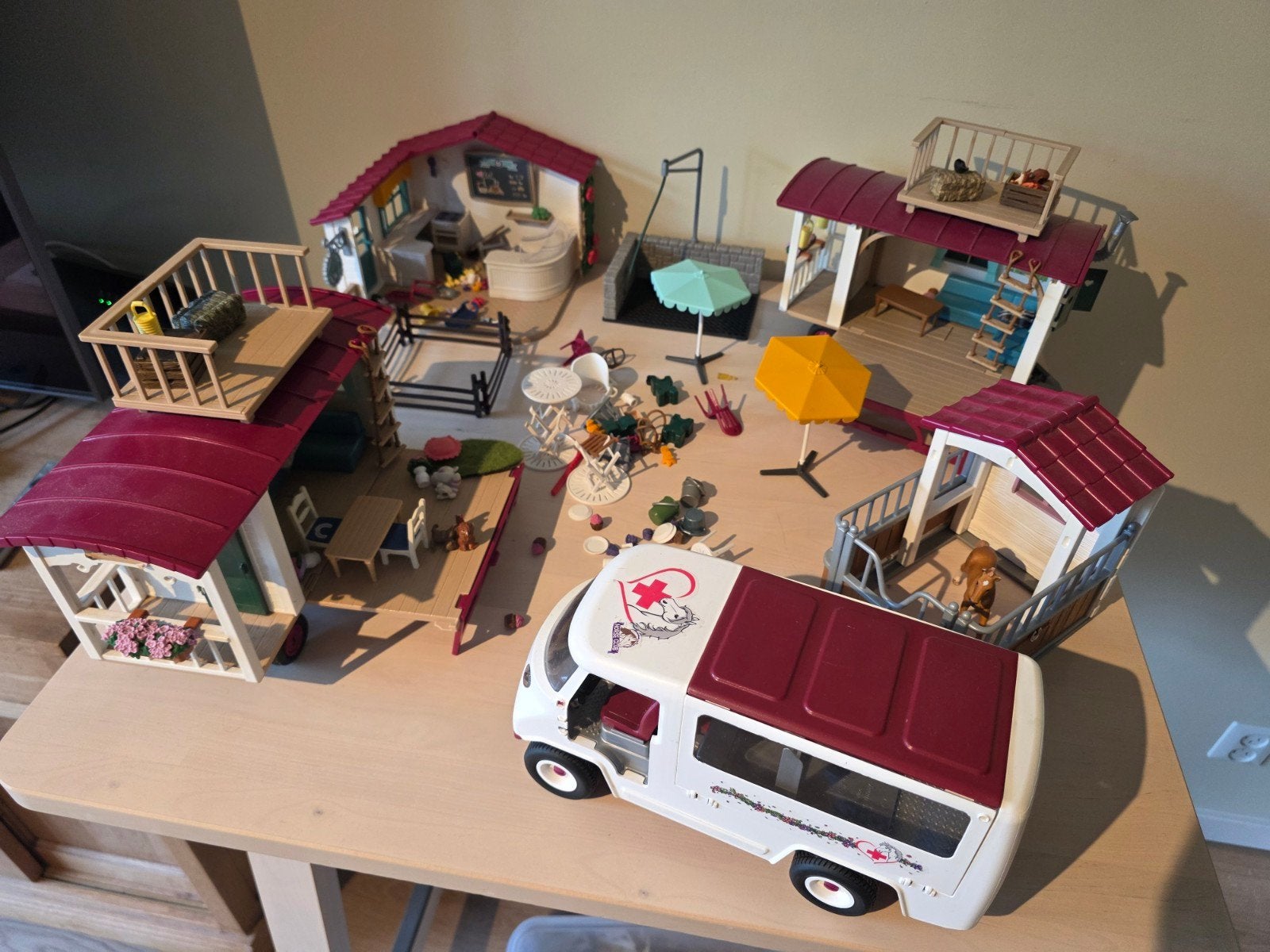 Grote Schleich set met, huisjes camper cafe en accessoires, Ophalen of Verzenden, Gebruikt, Jongen of Meisje