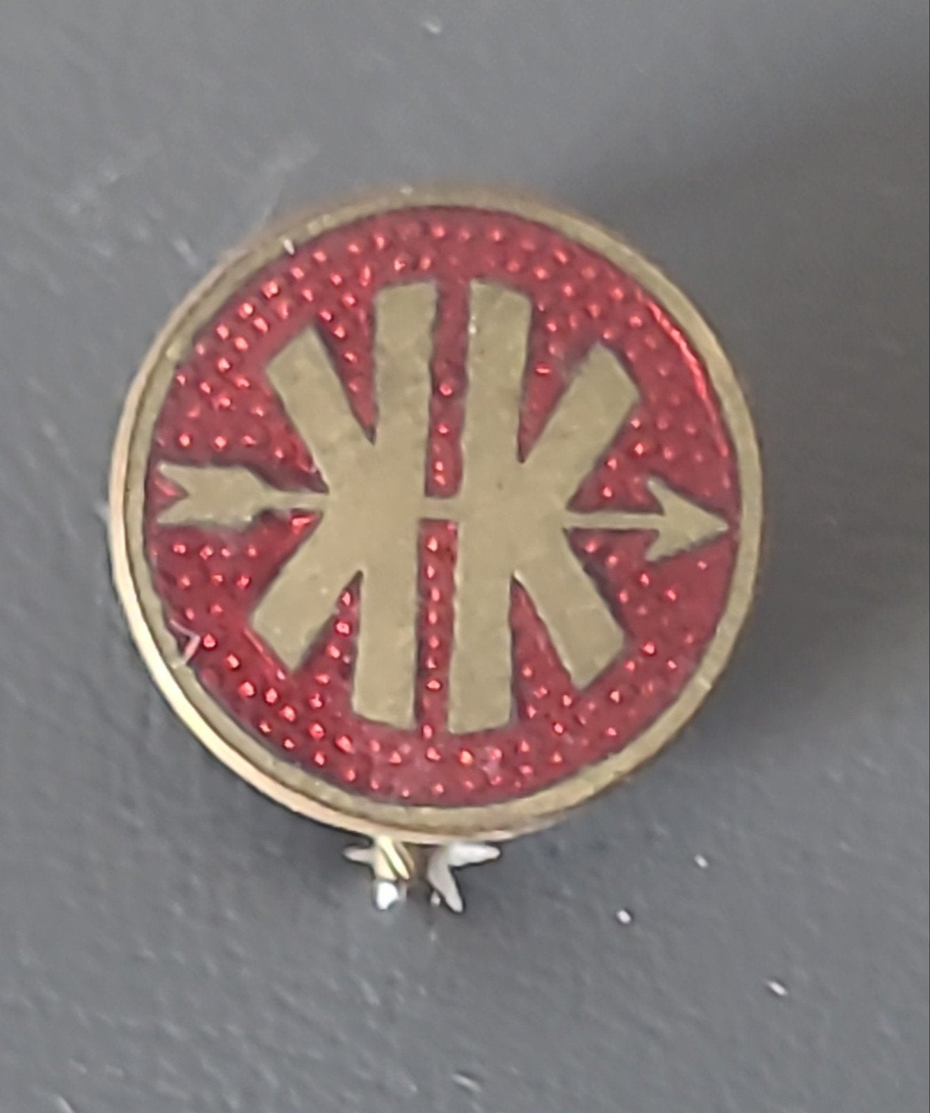 Vintage Speldje Rood met Gouden HK en Pijlen, Verzamelen, Speldjes, Pins en Buttons, Verzenden, Gebruikt, Overige onderwerpen