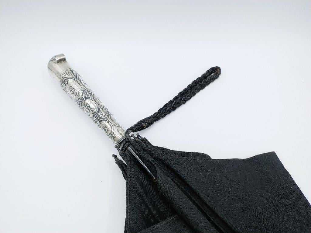 Antieke paraplu met zilveren handvat (mesheft), Hooijkaas