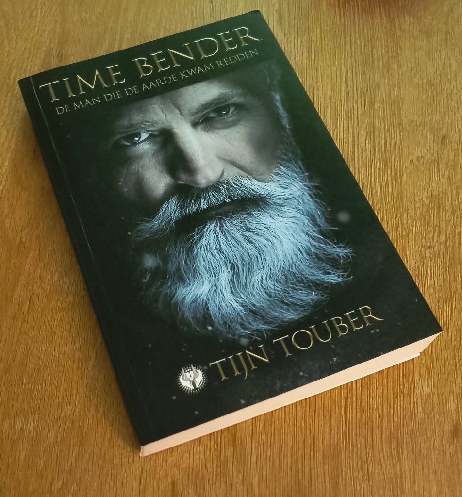 Time Bender De man die de aarde kwam redden - Tijn Touber, Boeken, Romans, Zo goed als nieuw, Nederland, Ophalen of Verzenden