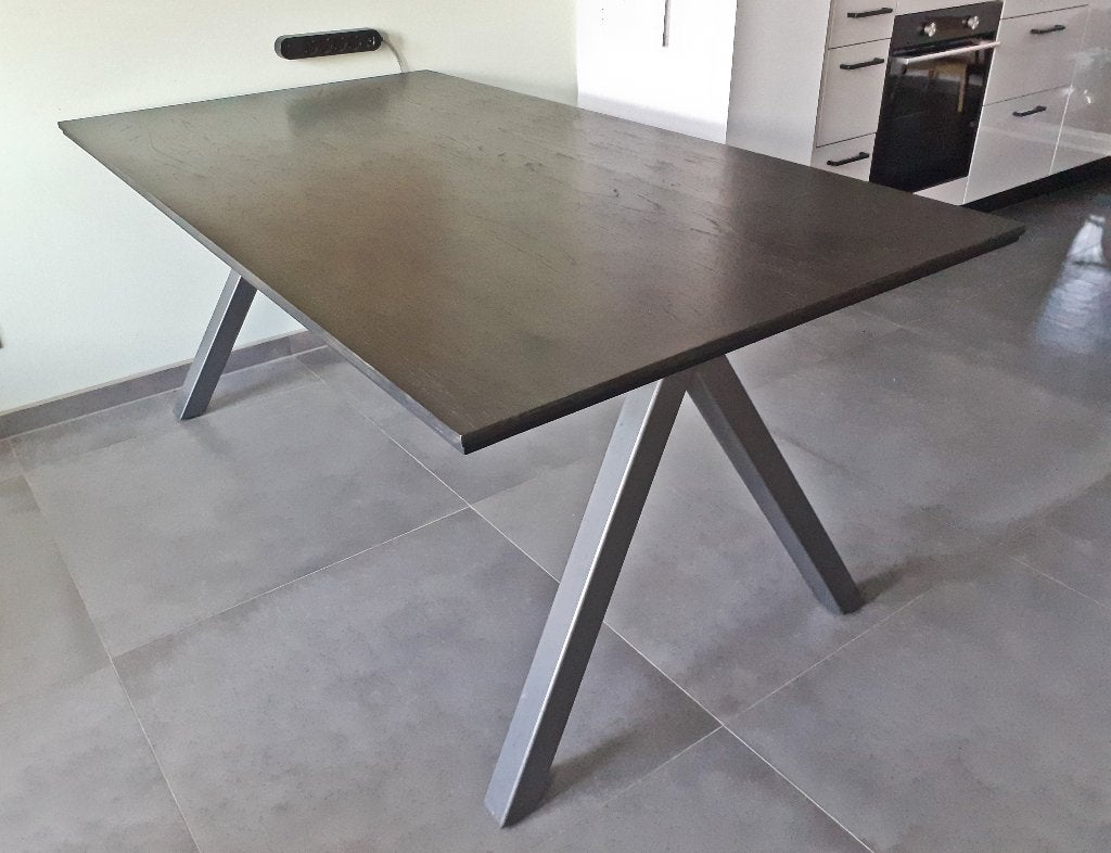 Donkerbruine eettafel met metalen onderstel, Ophalen, Gebruikt, 50 tot 100 cm, 150 tot 200 cm