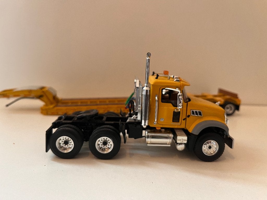 Mack Granite met dieplader van First Gear., Hobby en Vrije tijd, Modelauto's | 1:50, Nieuw, Bus of Vrachtwagen, Overige merken
