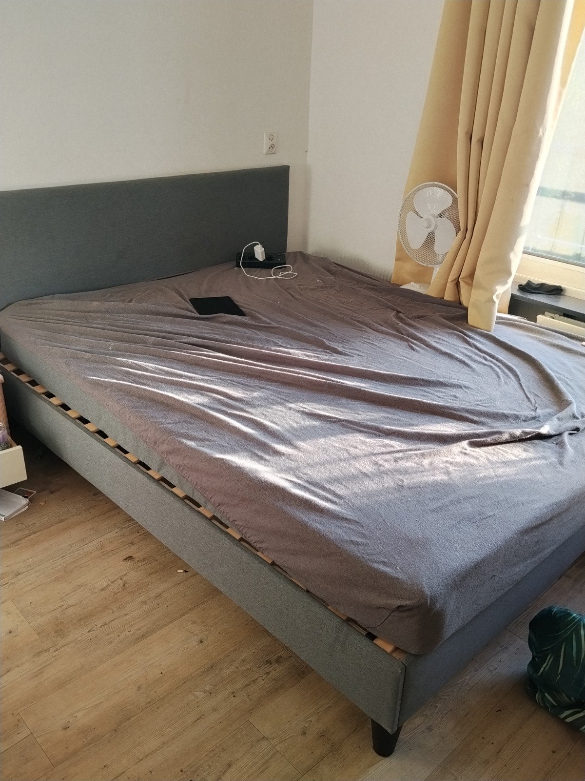 Tweepersoonsbed met stoffen hoofdbord - Grijs, Gebruikt, Tweepersoons, Ophalen of Verzenden, 200 cm